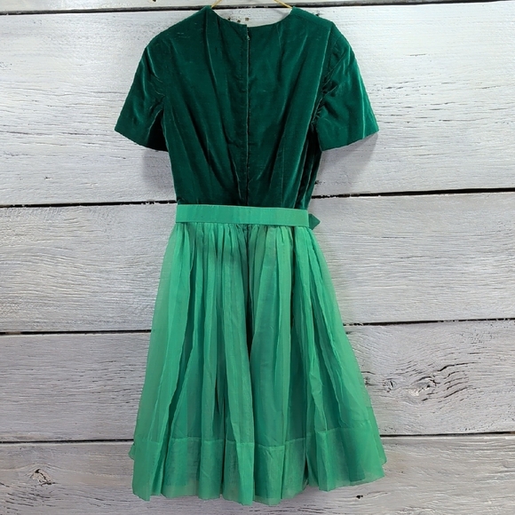 Elegant Vintage Green Velvet and Chiffon Short Sleeve Dress - Picture 4 of 7